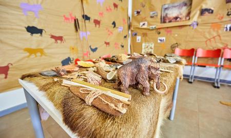 Imagen Puente para disfrutar de los talleres del Centro y de la exposición “Piedra, papel y pincel”