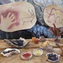 Imagen Manos al pincel y a pintar el panel