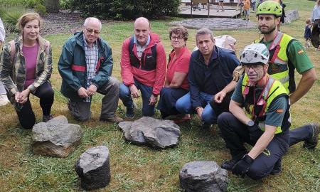 Imagen El equipo científico del MUJA recupera un bloque con una huella de un dinosaurio terópodo en los acantilados de Oles (Villaviciosa) con la ayuda del helicóptero de la Guardia Civil