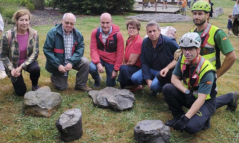Ir para Imagem El equipo científico del MUJA recupera un bloque con una huella de un dinosaurio terópodo en los acantilados de Oles (Villaviciosa) con la ayuda del helicóptero de la Guardia Civil