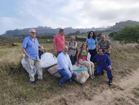 Imagen El MUJA recupera los restos fósiles de un gran dinosaurio saurópodo en los acantilados de Ribadesella